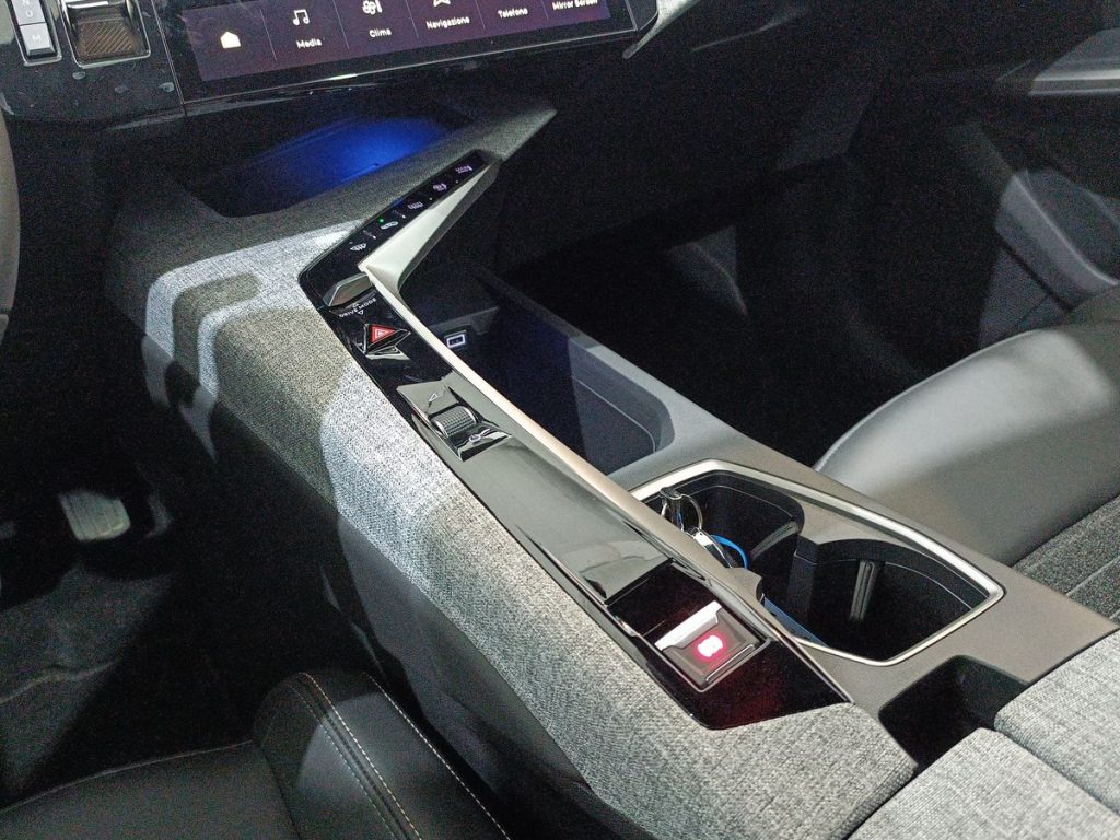 PEUGEOT 3008 Hybrid 145 e-DCS6 Allure - 8