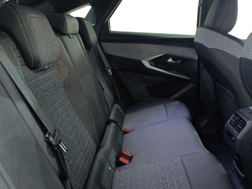 PEUGEOT 3008 Hybrid 145 e-DCS6 Allure - 11
