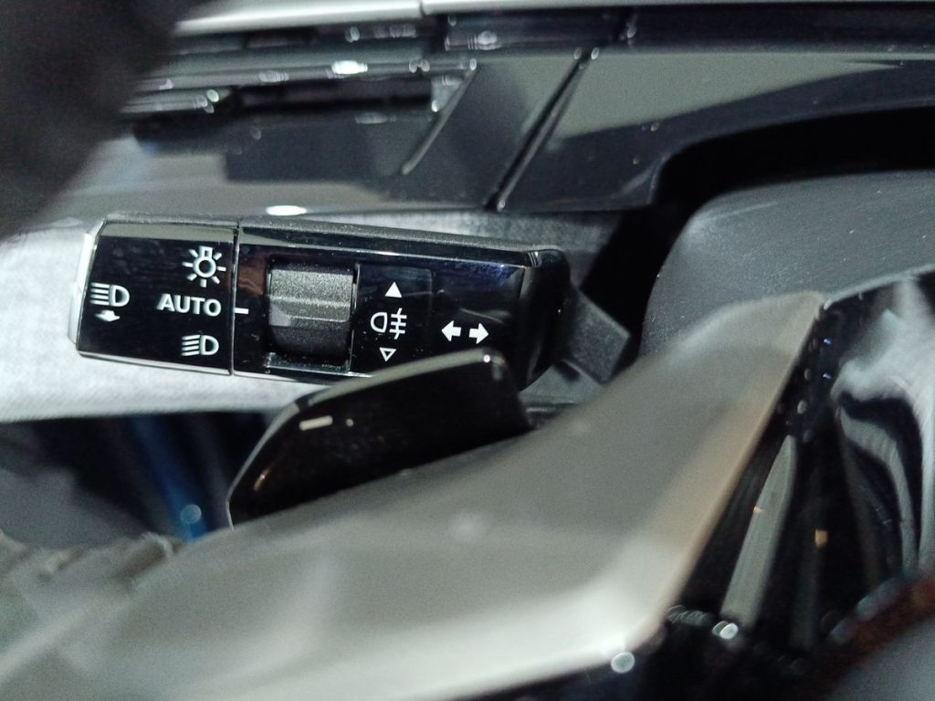 PEUGEOT 3008 Hybrid 145 e-DCS6 Allure - 20