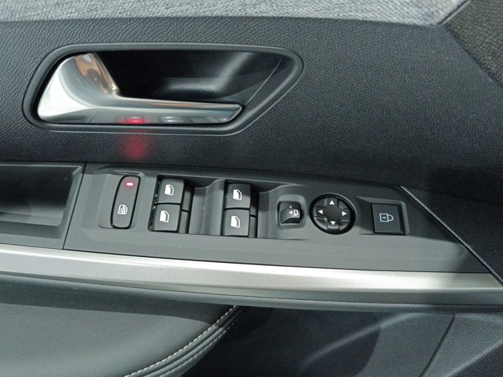 PEUGEOT 3008 Hybrid 145 e-DCS6 Allure - 22