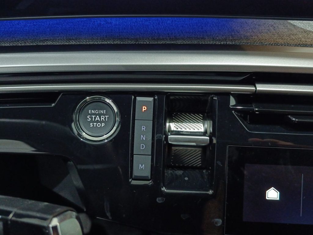 PEUGEOT 3008 Hybrid 145 e-DCS6 Allure - 23