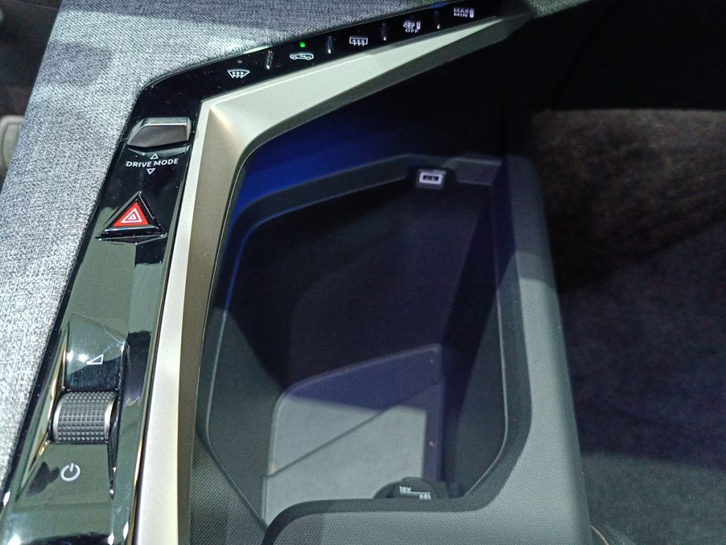PEUGEOT 3008 Hybrid 145 e-DCS6 Allure - 29