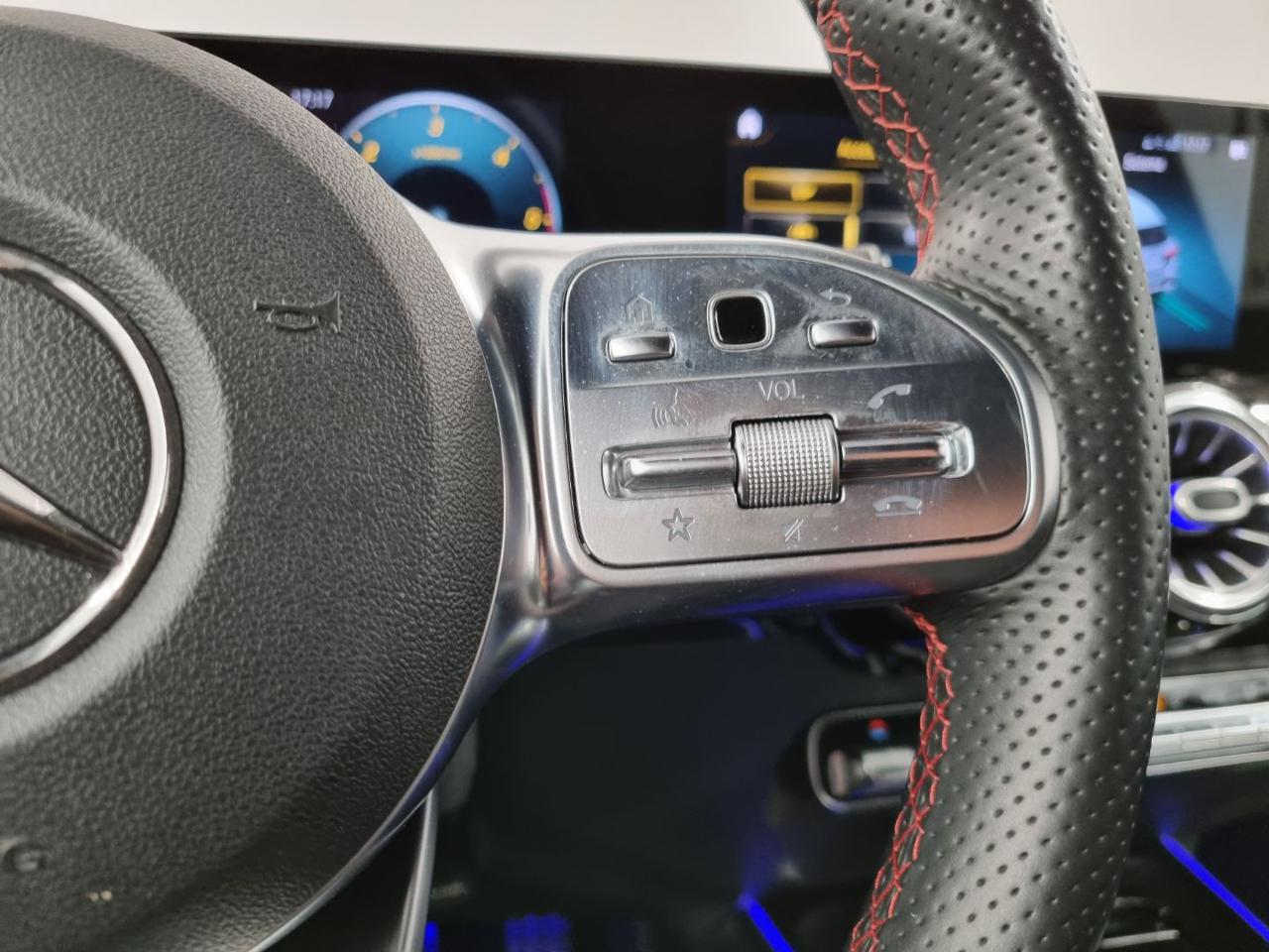 MERCEDES-BENZ GLA 200 d Automatic 4Matic Premium - 24