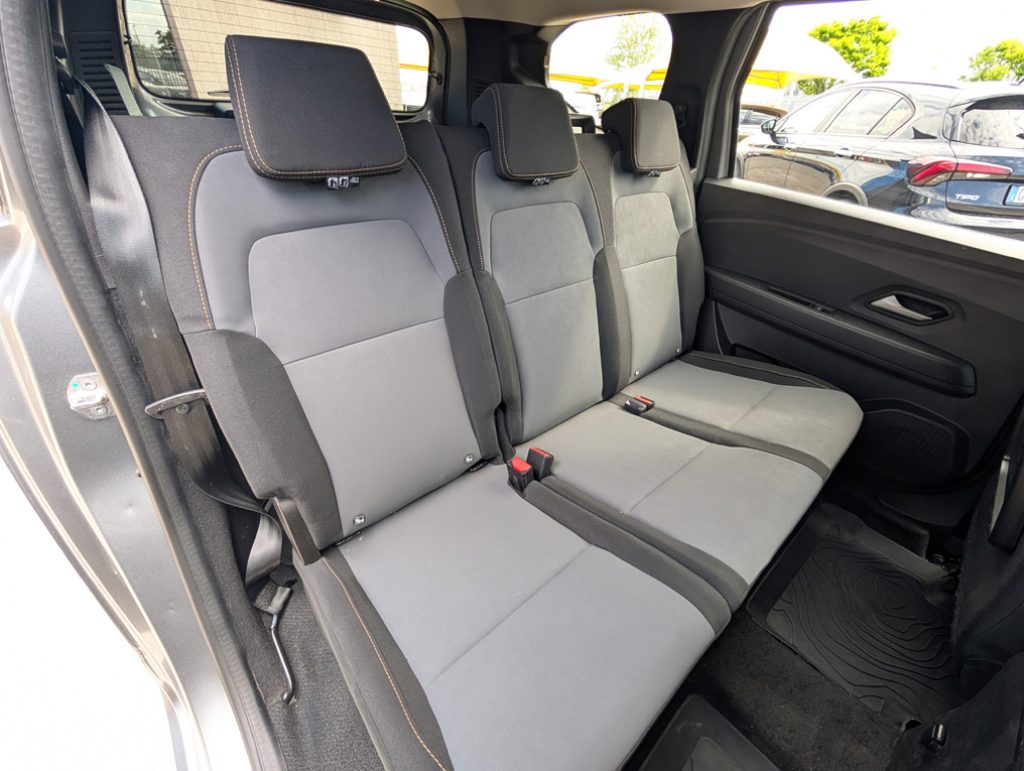 DACIA Jogger 1.6 Hybrid 140 5 posti Extreme - 27