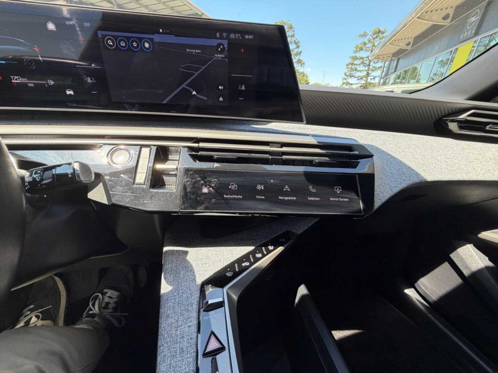 PEUGEOT 3008 Hybrid 145 e-DCS6 Allure - 17