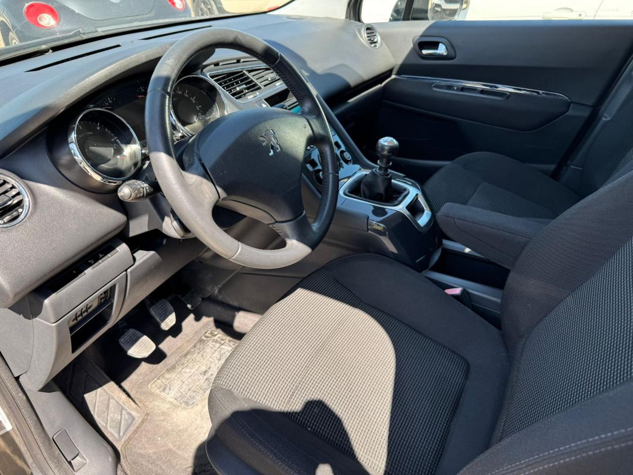 PEUGEOT 5008 1.6 HDi 112CV Business - 9