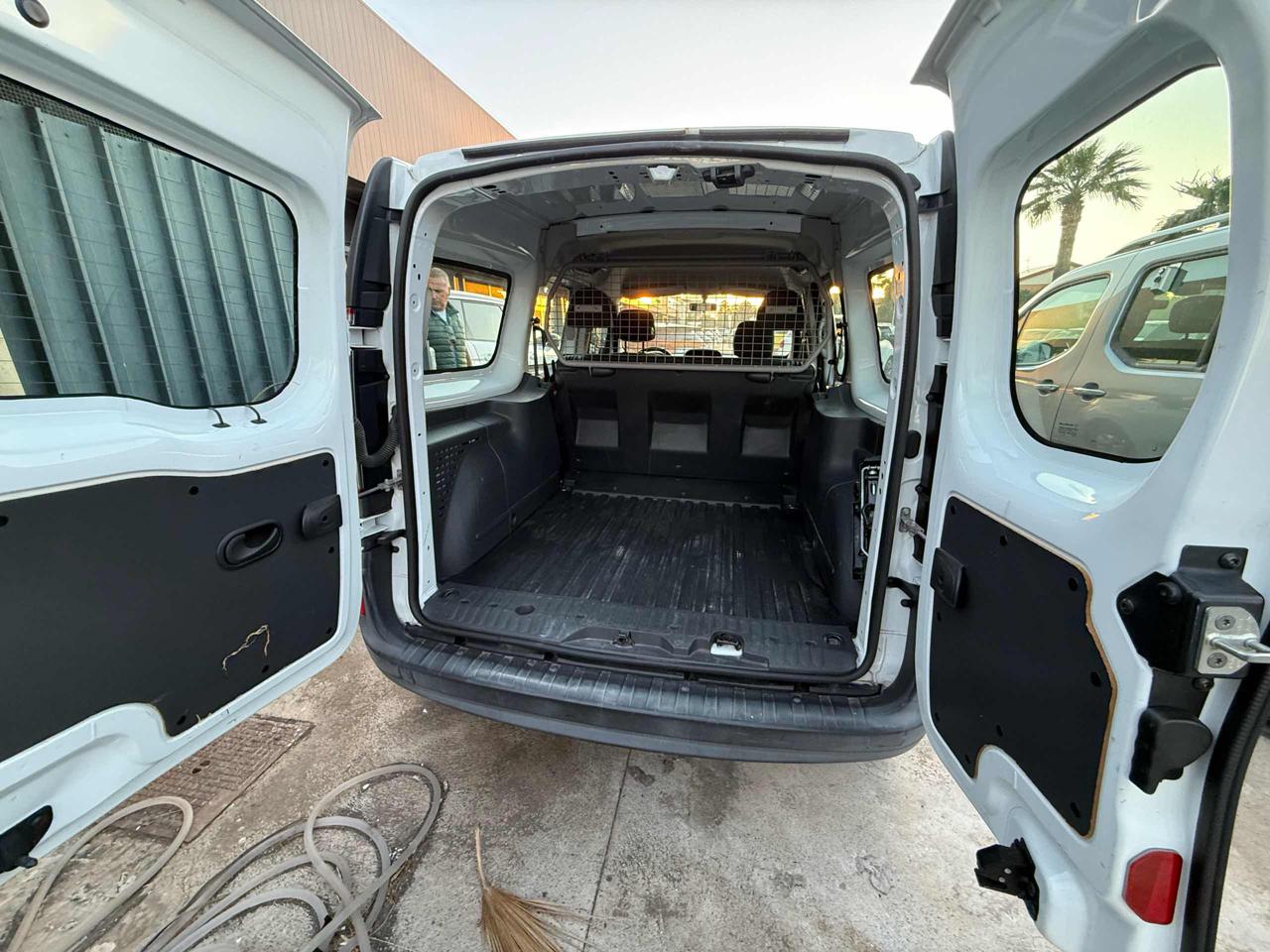 RENAULT Kangoo Blue dCi 95CV Express Maxi Combi Ice - 17