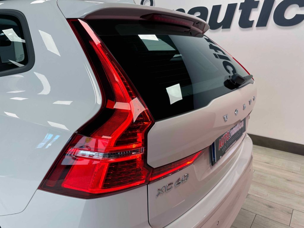 VOLVO XC60 2.0 B4 MOMENTUM AWD AUTO - IVA DEDUCIBILE - 13