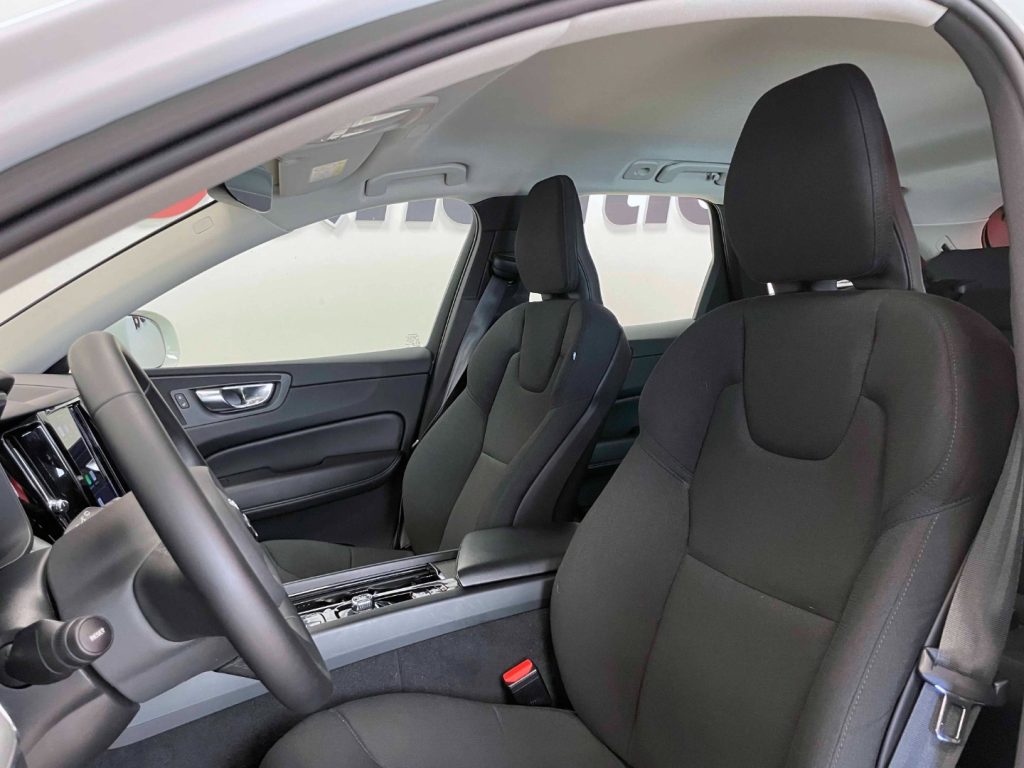 VOLVO XC60 2.0 B4 MOMENTUM AWD AUTO - IVA DEDUCIBILE - 17