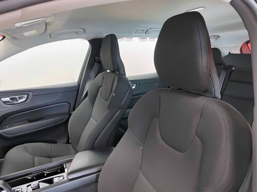 VOLVO XC60 2.0 B4 MOMENTUM AWD AUTO - IVA DEDUCIBILE - 18