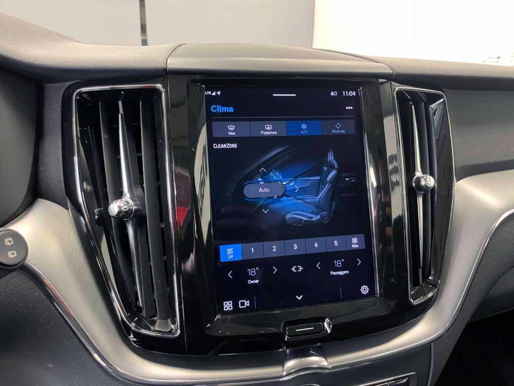 VOLVO XC60 2.0 B4 MOMENTUM AWD AUTO - IVA DEDUCIBILE - 23