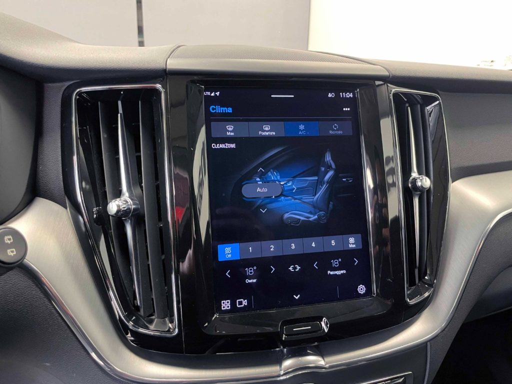 VOLVO XC60 2.0 B4 MOMENTUM AWD AUTO - IVA DEDUCIBILE - 24