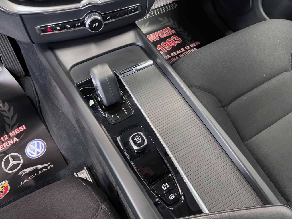 VOLVO XC60 2.0 B4 MOMENTUM AWD AUTO - IVA DEDUCIBILE - 26