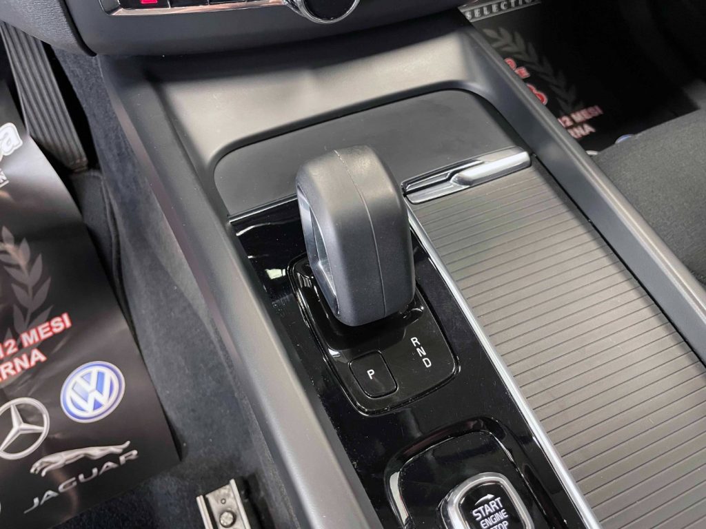 VOLVO XC60 2.0 B4 MOMENTUM AWD AUTO - IVA DEDUCIBILE - 27