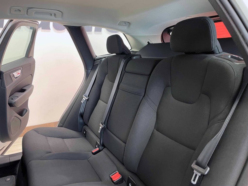 VOLVO XC60 2.0 B4 MOMENTUM AWD AUTO - IVA DEDUCIBILE - 29