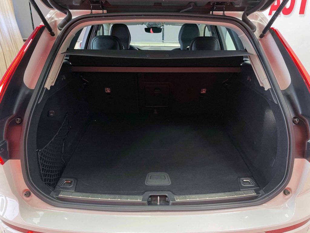 VOLVO XC60 2.0 B4 MOMENTUM AWD AUTO - IVA DEDUCIBILE - 30