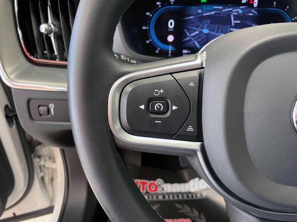 VOLVO XC60 2.0 B4 MOMENTUM AWD AUTO - IVA DEDUCIBILE - 42