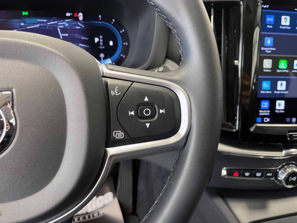 VOLVO XC60 2.0 B4 MOMENTUM AWD AUTO - IVA DEDUCIBILE - 43