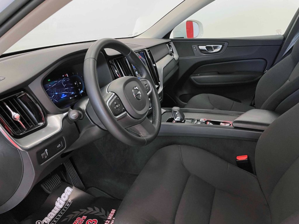 VOLVO XC60 2.0 B4 MOMENTUM AWD AUTO - IVA DEDUCIBILE - 44