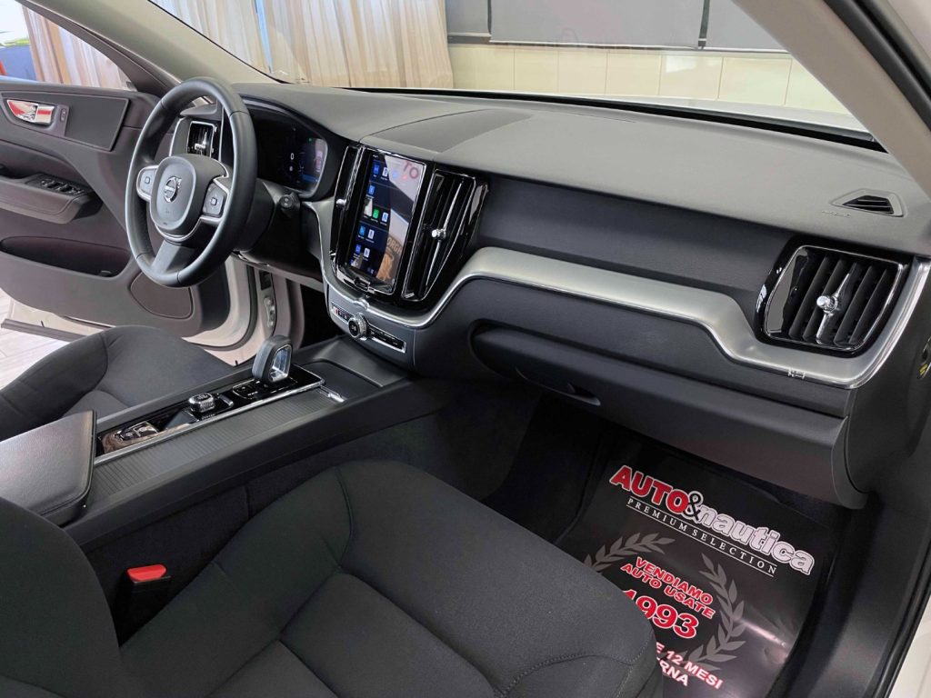 VOLVO XC60 2.0 B4 MOMENTUM AWD AUTO - IVA DEDUCIBILE - 45