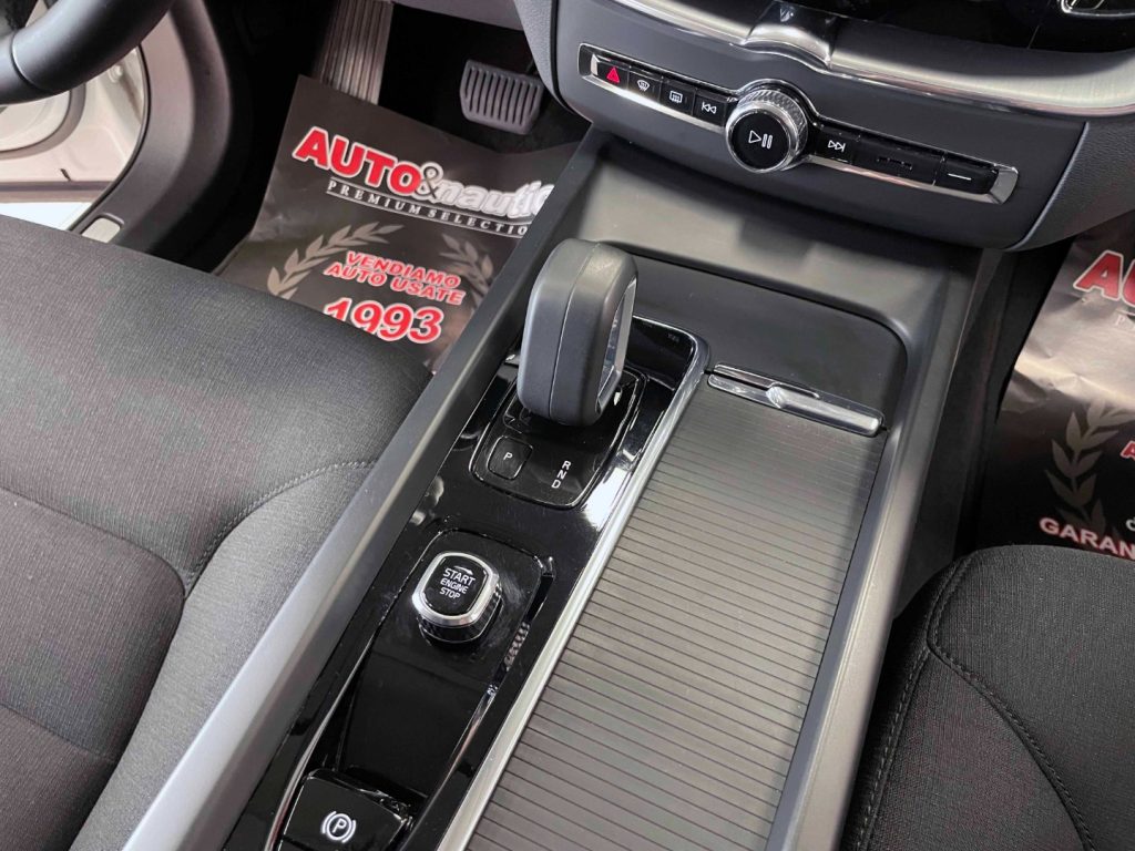 VOLVO XC60 2.0 B4 MOMENTUM AWD AUTO - IVA DEDUCIBILE - 48