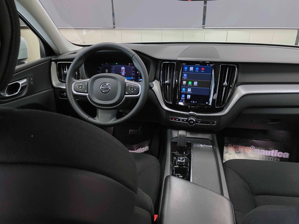 VOLVO XC60 2.0 B4 MOMENTUM AWD AUTO - IVA DEDUCIBILE - 50