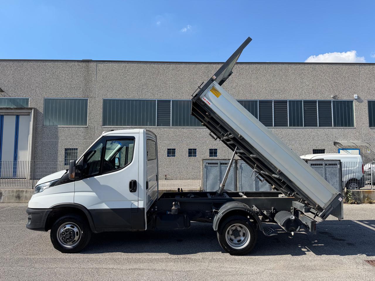 IVECO Daily 35C16H BTor3.0HPT PC-RGCabinato ribaltabile trilat - 9