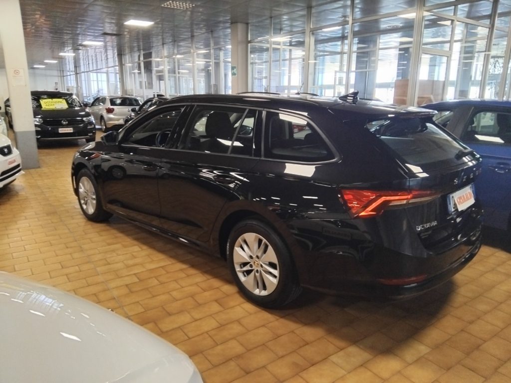 SKODA Octavia 2.0 TDI EVO SCR DSG Wagon Executive - 4