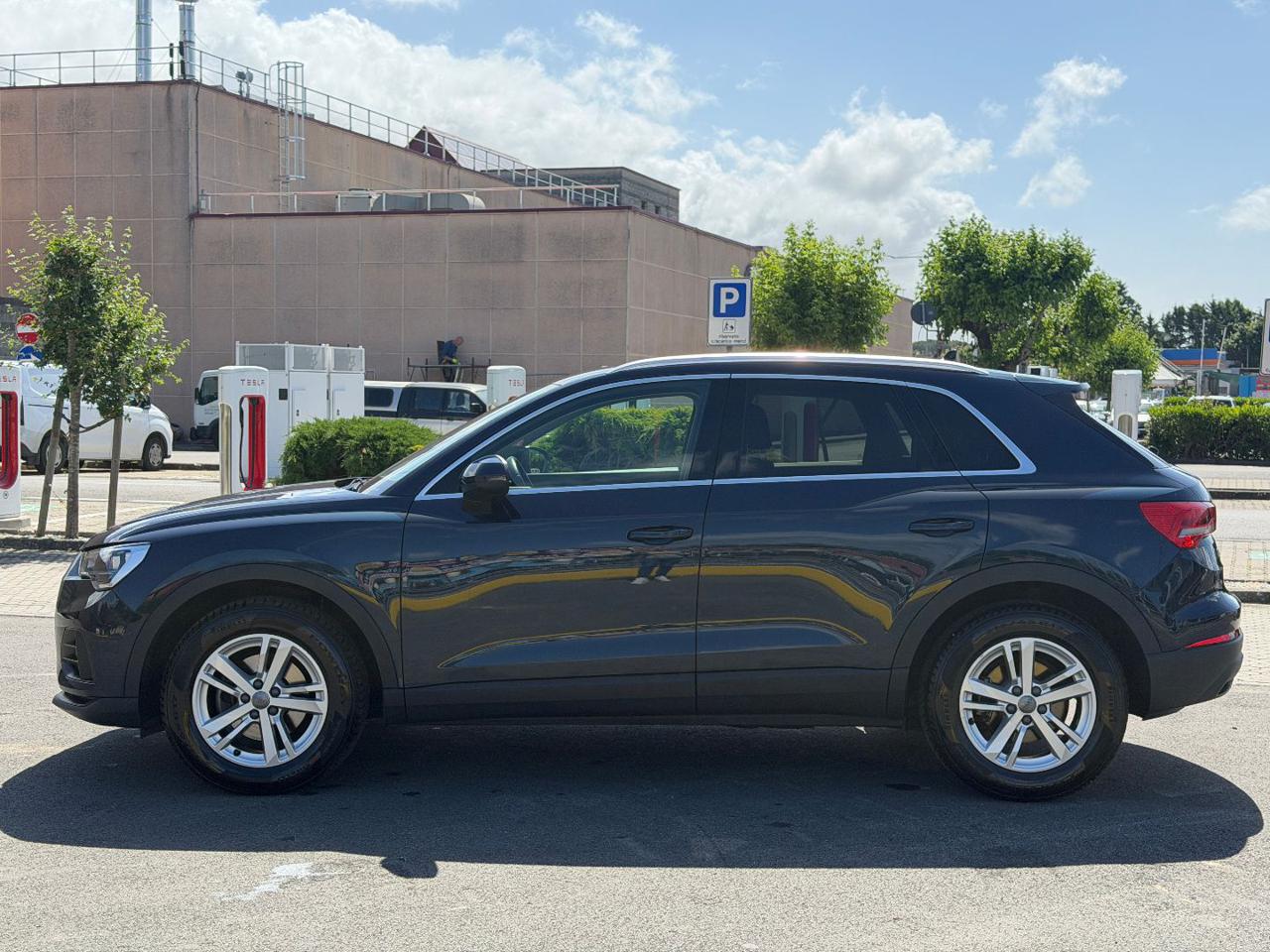 AUDI Q3 35 TDI quattro S tronic Business - 4