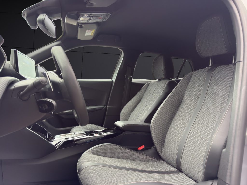 PEUGEOT 2008 Hybrid 136 e-DCS6 Allure - 9
