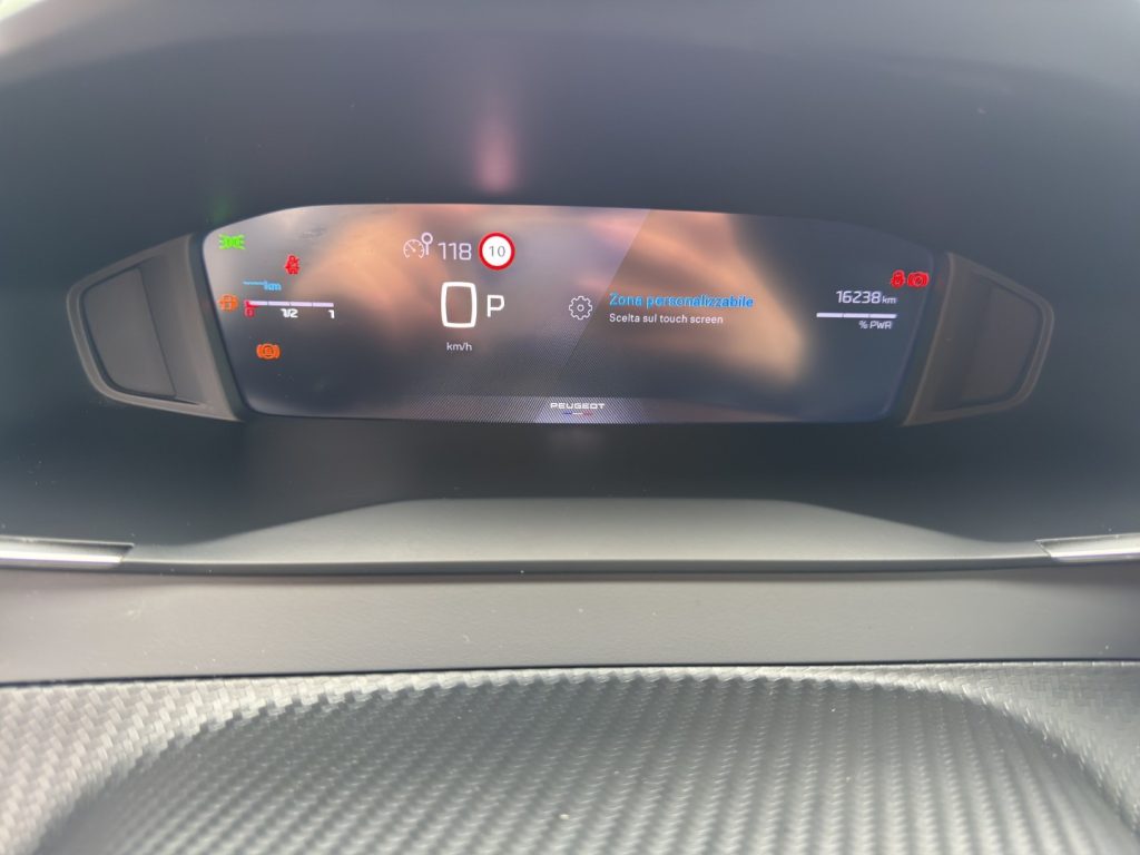 PEUGEOT 2008 Hybrid 136 e-DCS6 Allure - 11
