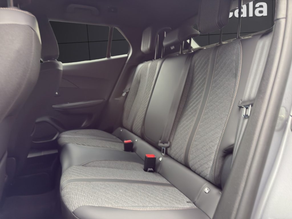 PEUGEOT 2008 Hybrid 136 e-DCS6 Allure - 13