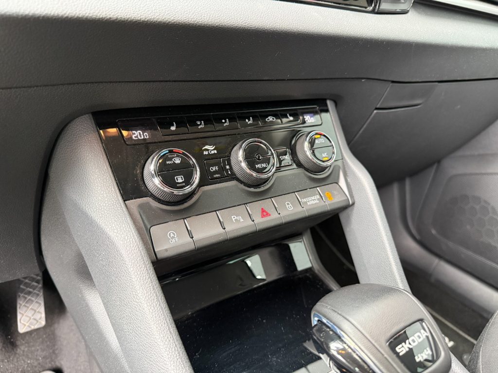 SKODA Karoq 2.0 TDI DSG Selection LED ACC Camera Travel - 18