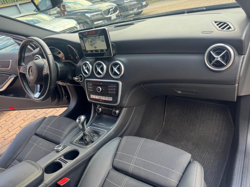 MERCEDES-BENZ A 180 d Premium - 11
