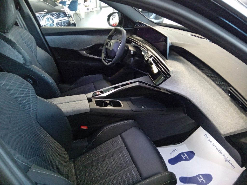 Clicca per ingrandire 3008 - Hybrid 145 e-DCS6 GT KM ZERO - OFFERTA PROMO!!