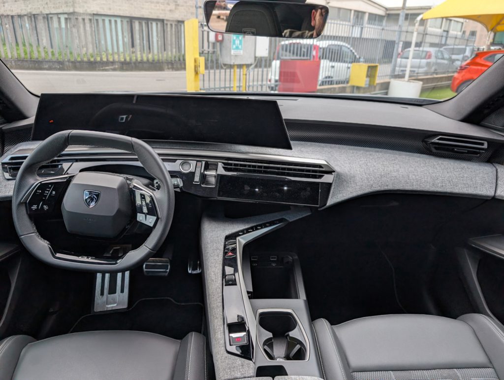 PEUGEOT 3008 Hybrid 145 e-DCS6 GT Aziendale Garanzia 03.2029 - 32