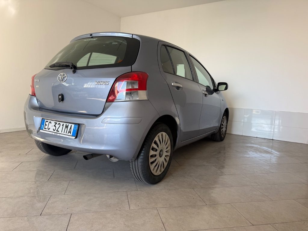 TOYOTA Yaris 1.0 5 porte - 4