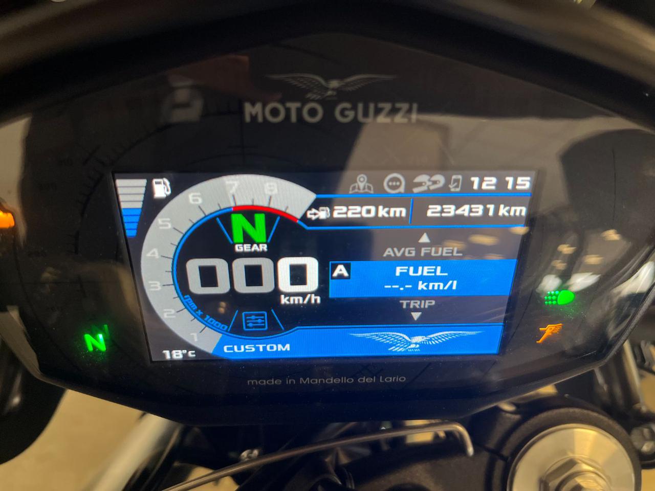 MOTO GUZZI V85 TT CENTENARIO - 13