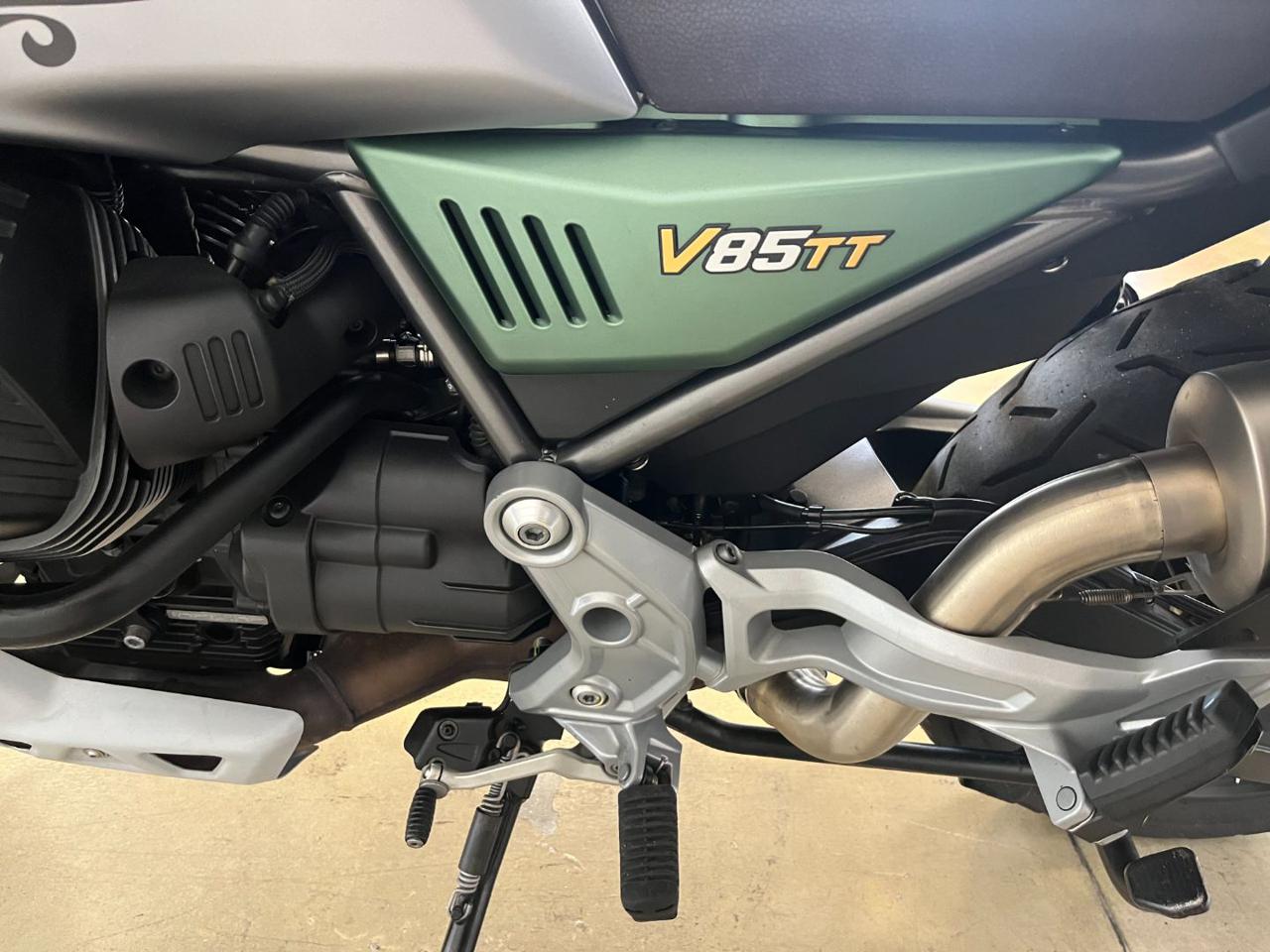 MOTO GUZZI V85 TT CENTENARIO - 9