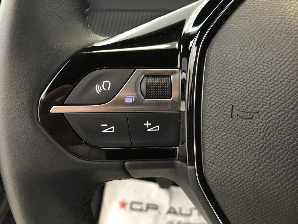PEUGEOT 2008 PureTech 100 S&S Allure - 12