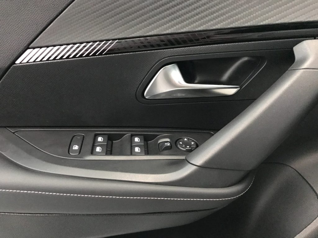 PEUGEOT 2008 PureTech 100 S&S Allure - 19