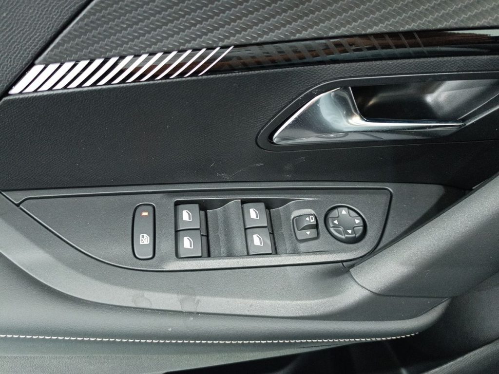 PEUGEOT 2008 PureTech 100 S&S Allure - 21