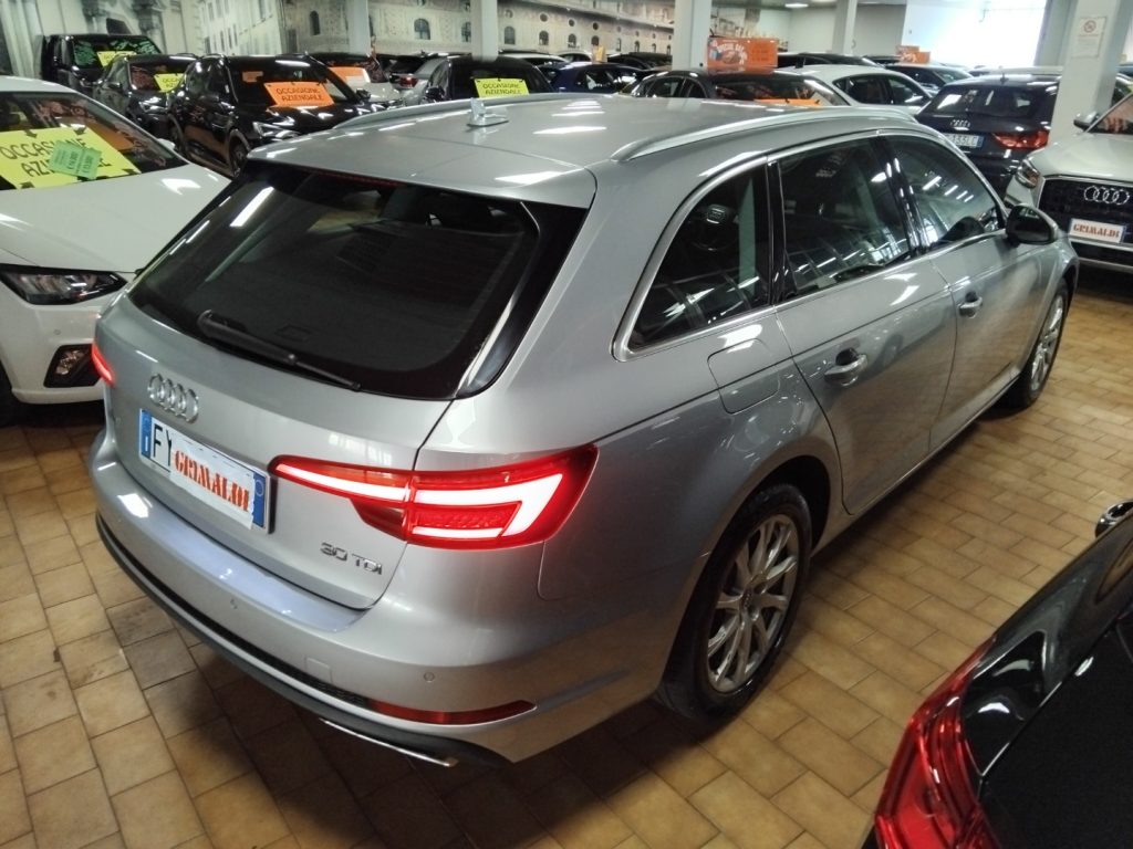 AUDI A4 Avant 30 TDI S tronic Business EVO 17 - 11