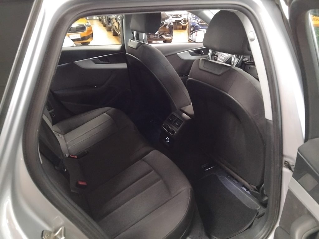 AUDI A4 Avant 30 TDI S tronic Business EVO 17 - 12