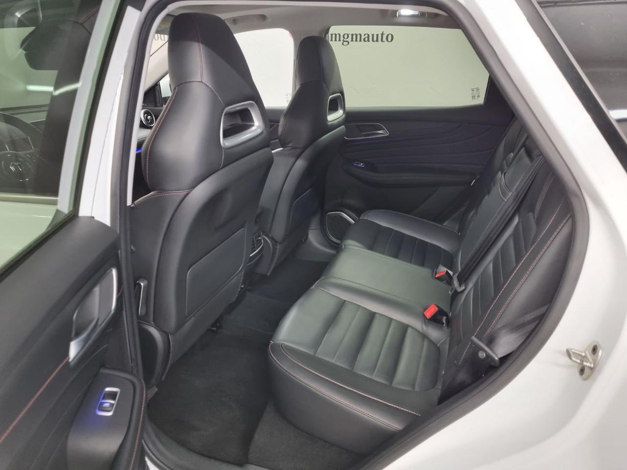 MG EHS Plug-in Hybrid Luxury - 11