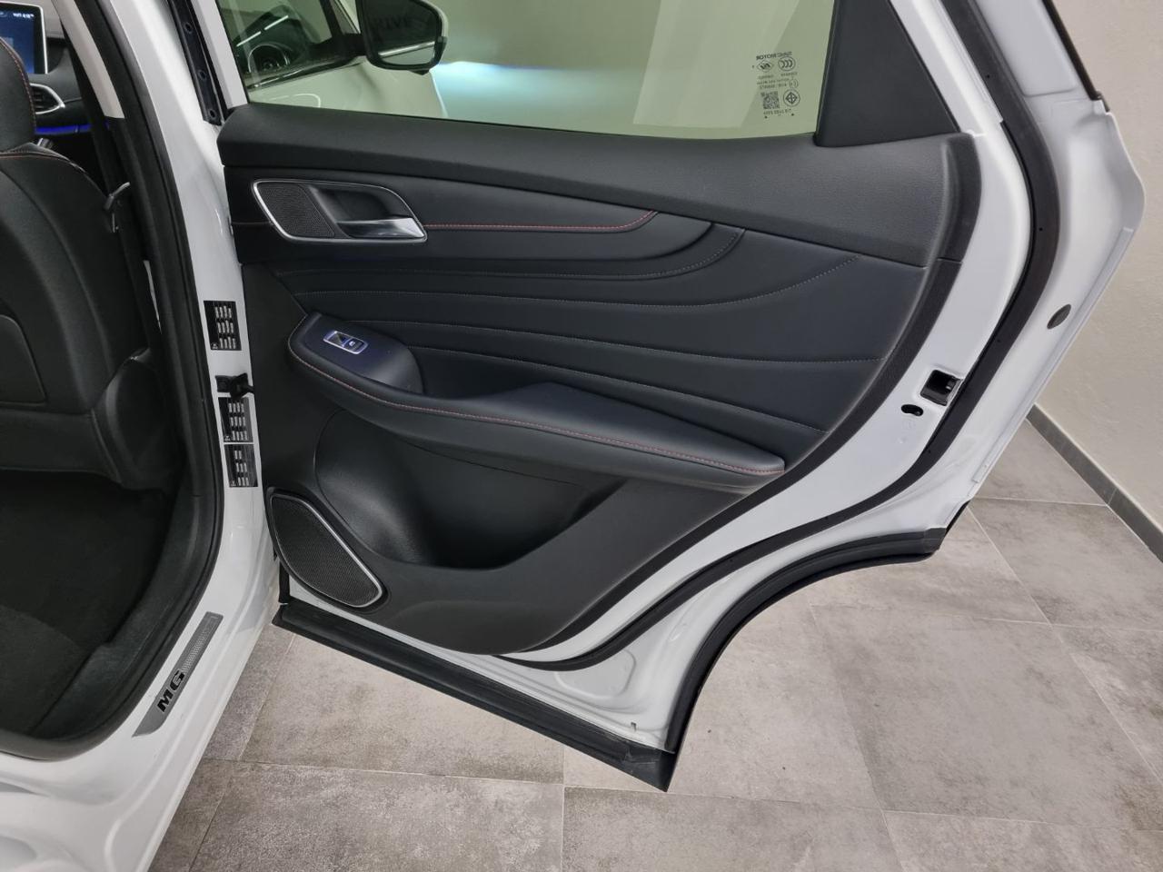 MG EHS Plug-in Hybrid Luxury - 28