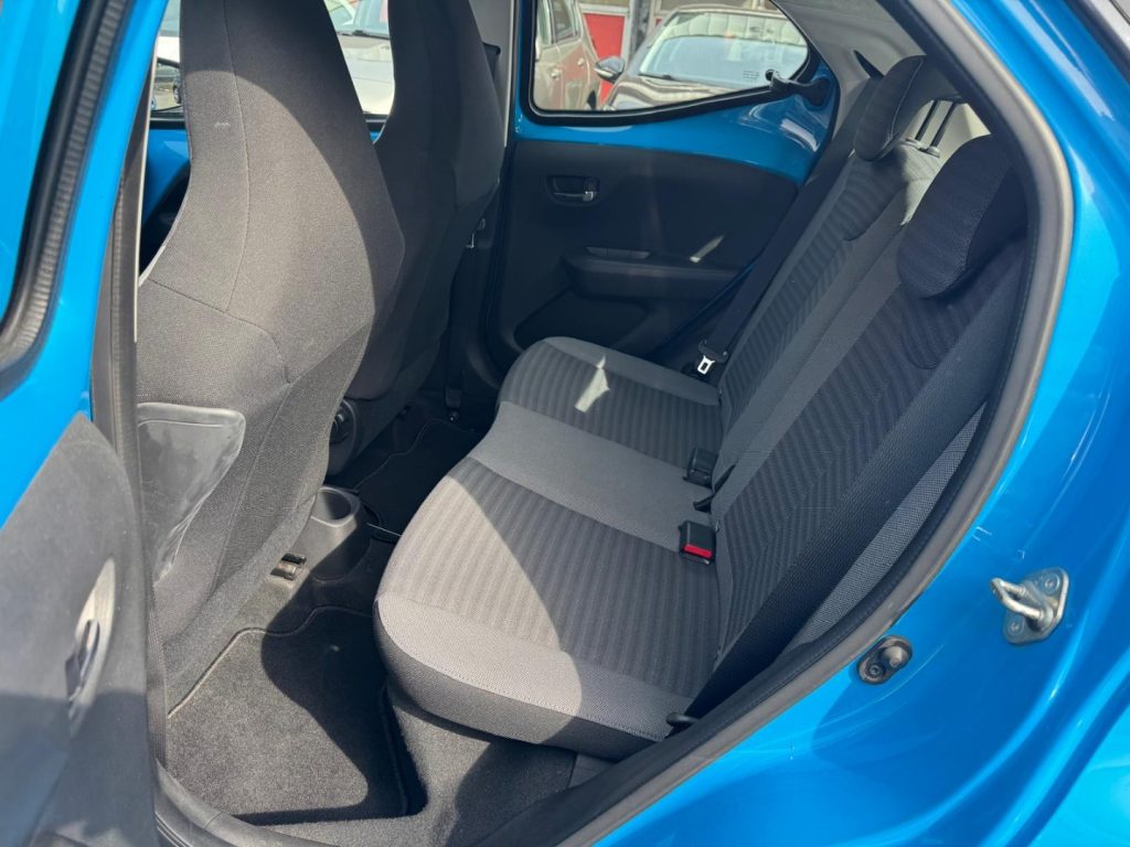TOYOTA Aygo 1.0 VVT-i 72 CV 5 porte x-cool MMT - 19