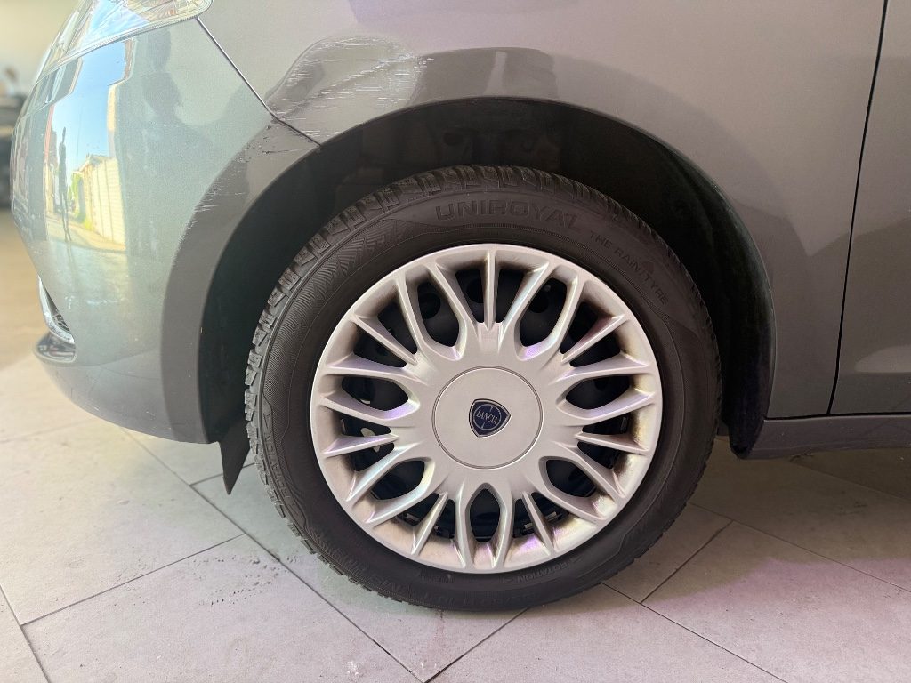 LANCIA Ypsilon 1.2 69 CV 5 .porte Gold - 4