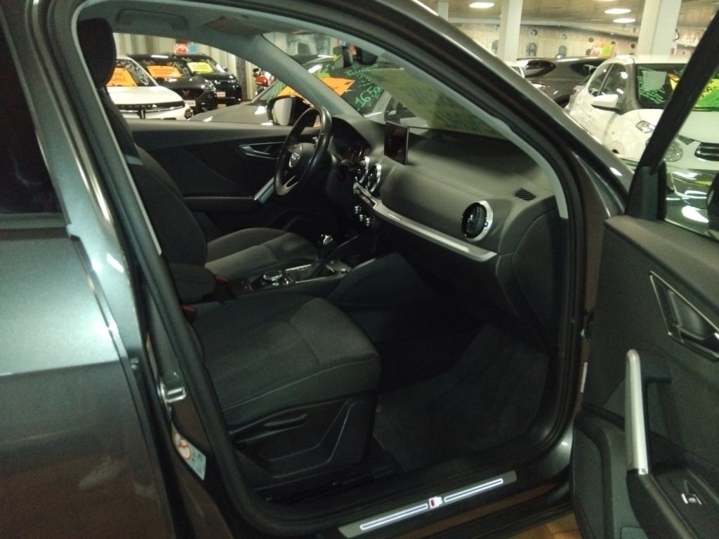 AUDI Q2 35 TDI S tronic Identity Black MATRIX 19 - 11