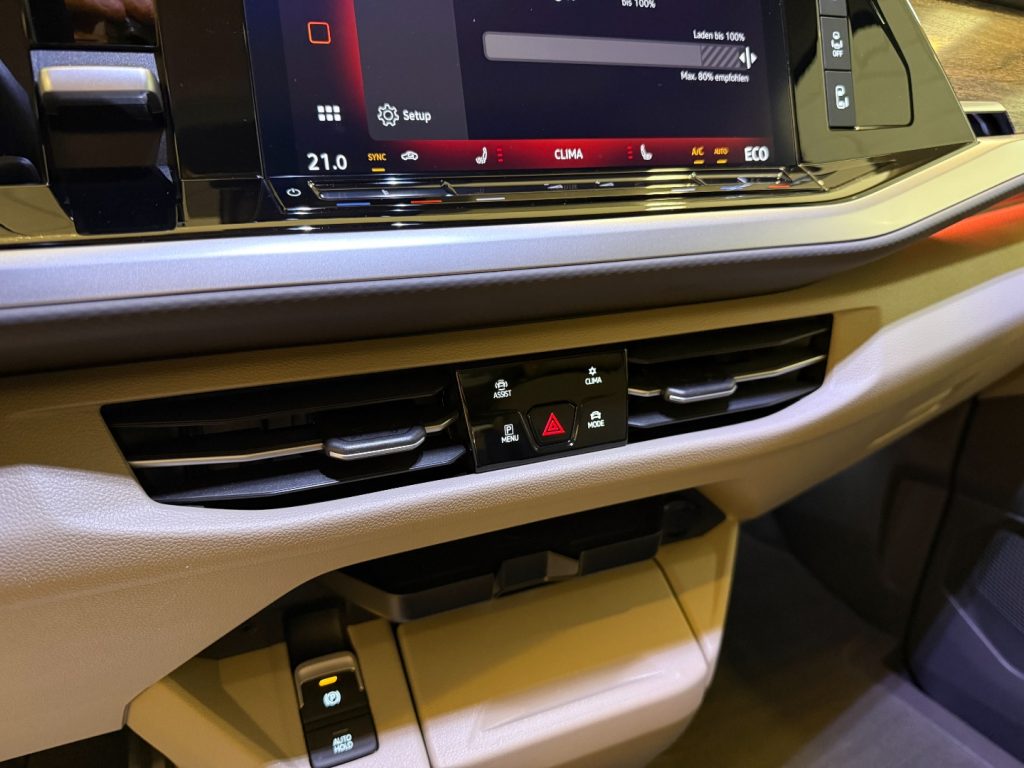 VOLKSWAGEN Multivan 1.5 PHEV DSG 4Motion Style 7P 19Matrix Pano - 16